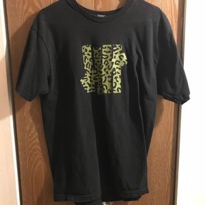 UNDEFEATED cheetah print logo tee